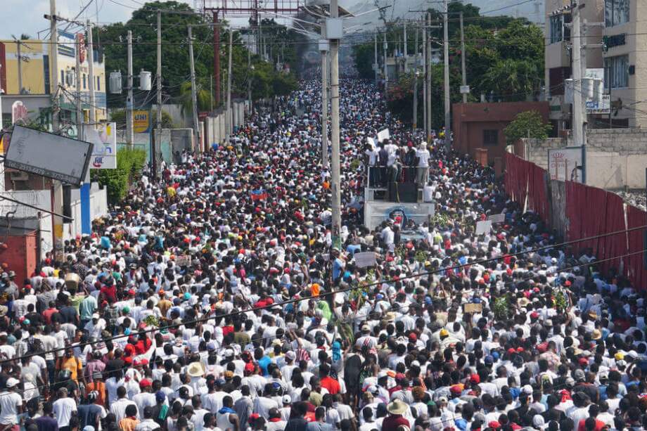 Desde mediados de septiembre, Haití enfrente escasez en el servicio de agua potable, alimentos y combustible. / EFE
