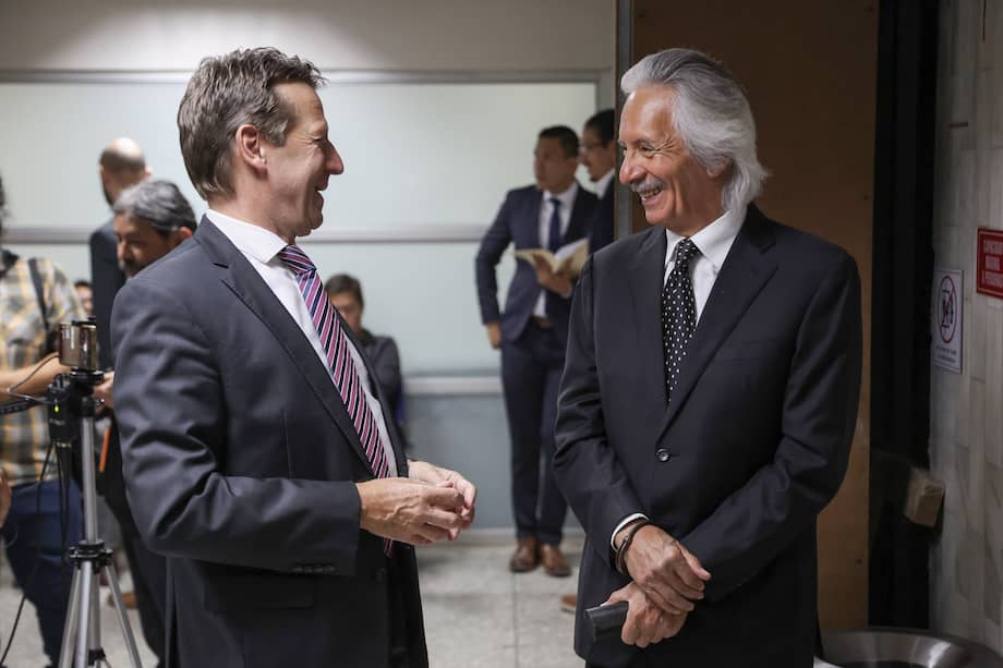 CIUDAD DE GUATEMALA (GUATEMALA), 12/02/2026.- El embajador de Alemania en Guatemala, Hardy Boeckle, habla con el periodista José Rubén Zamora Marroquín este jueves, previo a una audiencia en el Juzgado Segundo Penal en Ciudad de Guatemala (Guatemala). Un juez penal guatemalteco otorgó el arresto domiciliario por uno de los tres casos que enfrenta el reconocido periodista José Rubén Zamora Marroquín, encarcelado desde hace casi cuatro años y quien está a la espera de una resolución en otro caso en su contra.