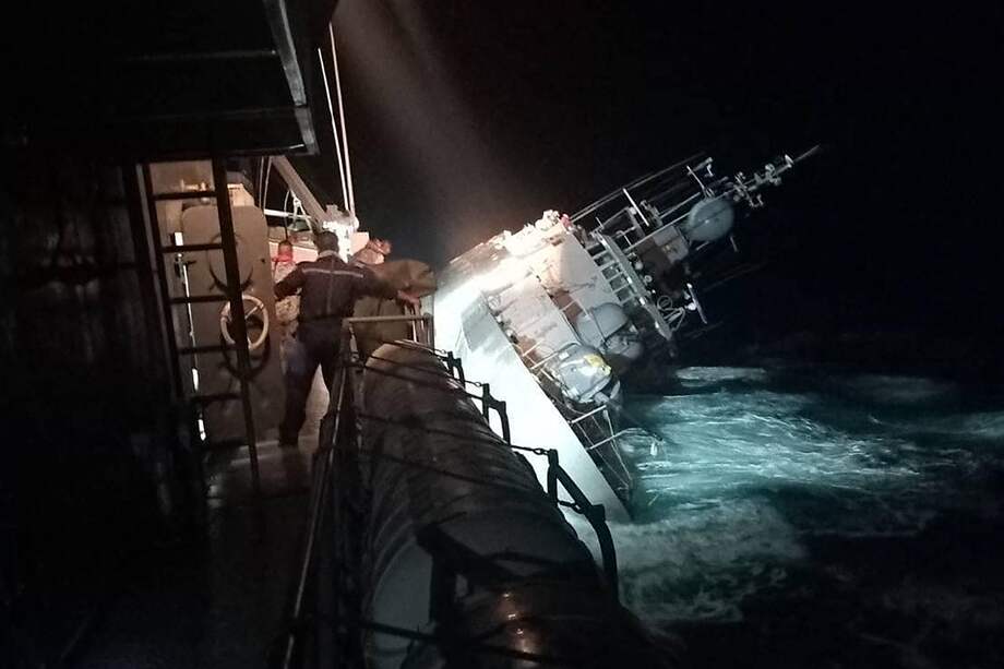 El buque de guerra HTMS Sukhothai antes de hundirse en el Golfo de Tailandia, frente a la costa del distrito de Bang Saphan, en la provincia de Prachuab Kiri Khan.