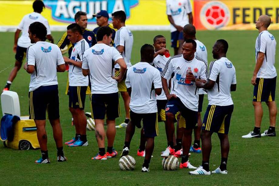 Jugadores de la selección Colombia de fútbol se refrescan tras el entrenamiento en el Metropolitano. / EFE