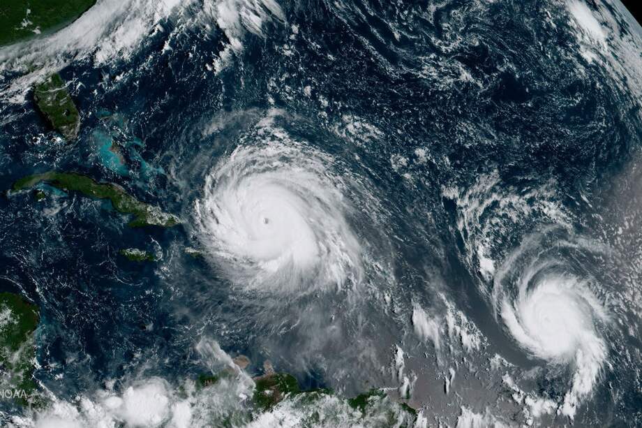 Fotografía tomada desde el satélite GOES-16 que muestra al huracán Irma (izquierda) y el huracán Jose (derecha) en su avance por el océano Atlántico. /Agencia EFE
