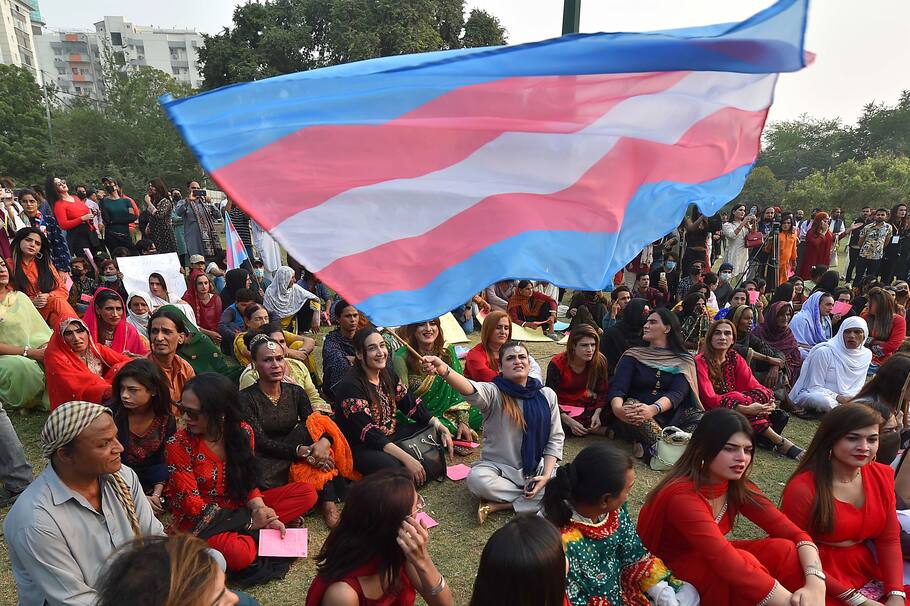 Karachi (Pakistan), 19/11/2023.- A person waves the Trans flag as transgender people and their supporters attend a rally to demand their rights in Karachi, Pakistan, 19 November 2023. According to rights groups, transgender people are the most ostracized members of Pakistani society, and violence against them, often at the hands of those closest to them, is very high. (Protestas) EFE/EPA/SHAHZAIB AKBER