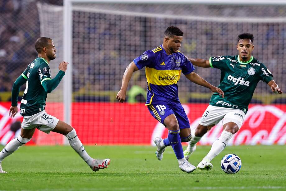 El colombiano Frank Fabra (c) de Boca disputa un balón con Gabriel Menino (d) de Palmeiras.