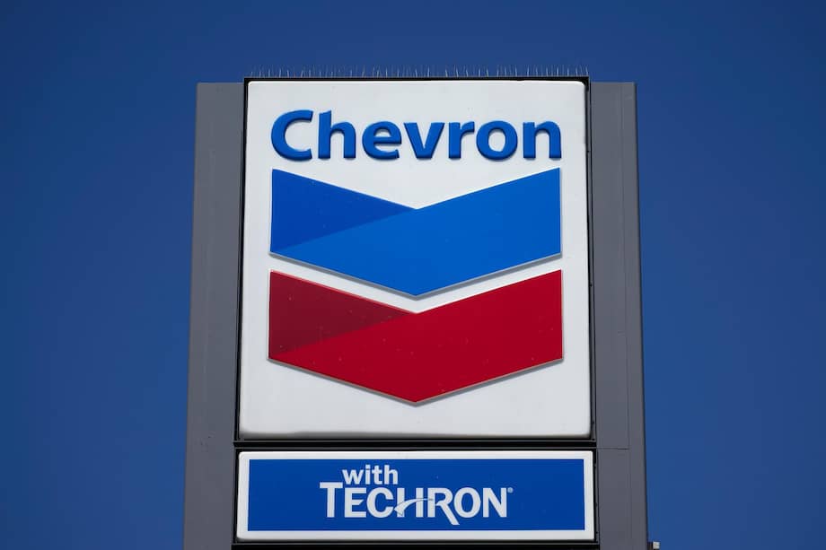 Fotografía de archivo que muestra un letrero de la petrolera estadounidense Chevron en Los Ángeles, California.