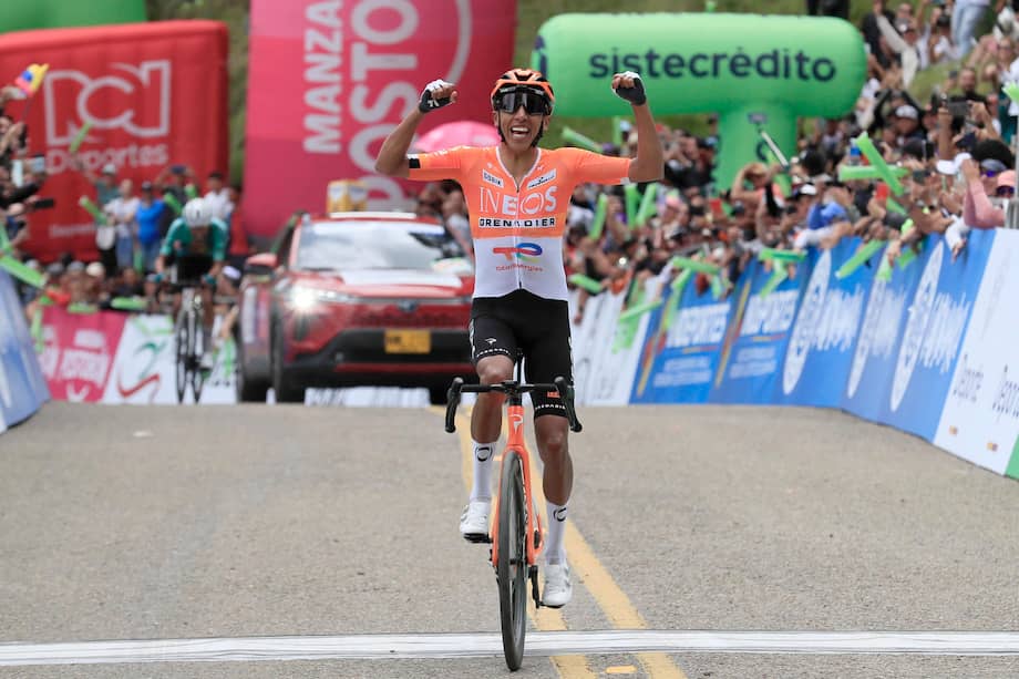 El ciclista colombiano Egan Bernal del equipo Ineos celebra al ganar el Campeonato Nacional de Ruta Sistecrédito 2026 en Zipaquirá, Colombia.