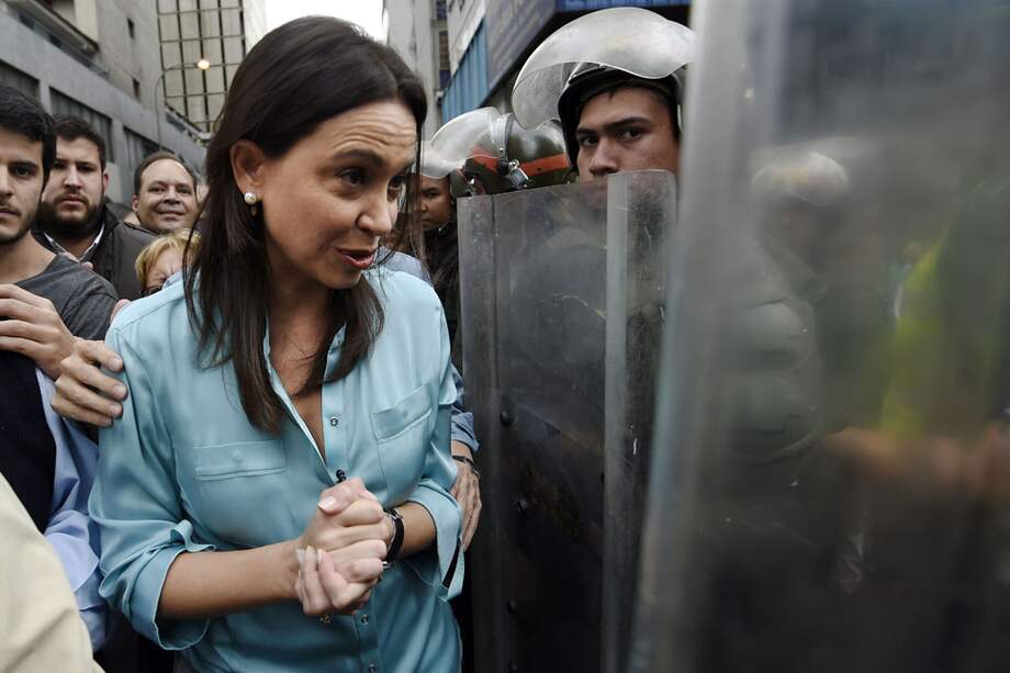 María Corina Machado, acompañada por una multitud a su llegada la Fiscalía 20 en Caracas. / AFP