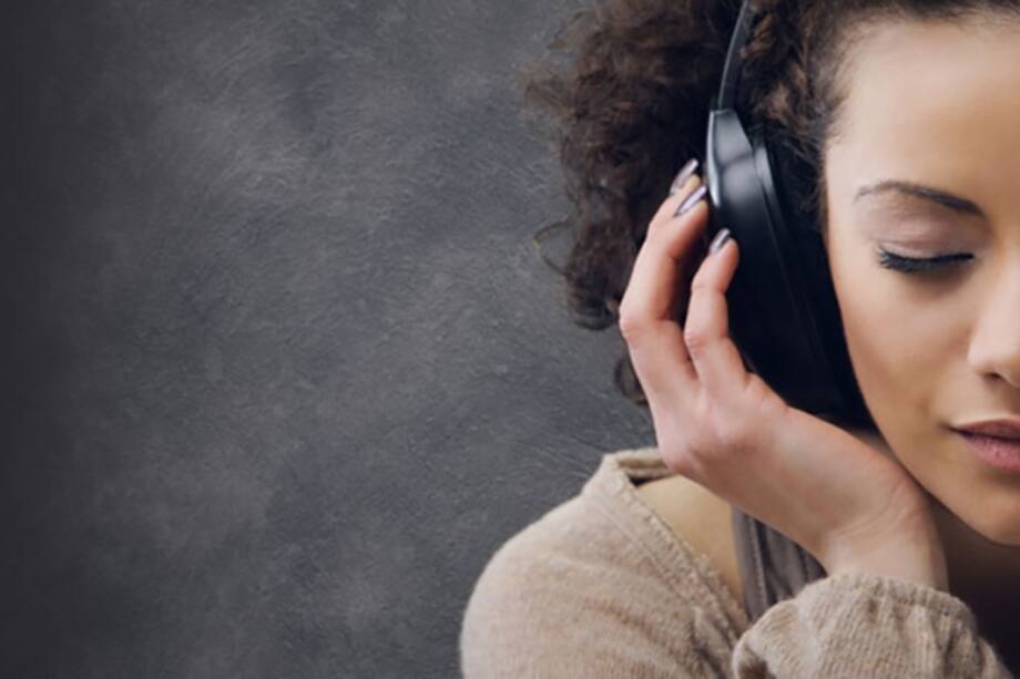 Mujer escuchando música