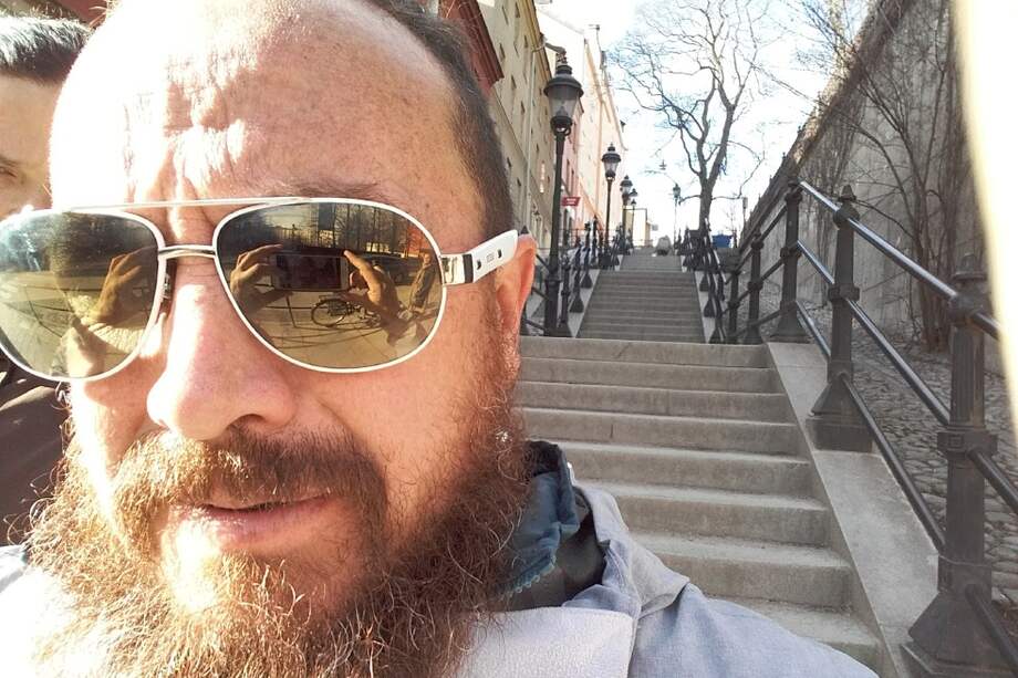 Para Álvaro Perea fue emocionante y abrumador sentir los aplausos del público en el estreno de “Una selfie con Timochenko”. / Cortesía