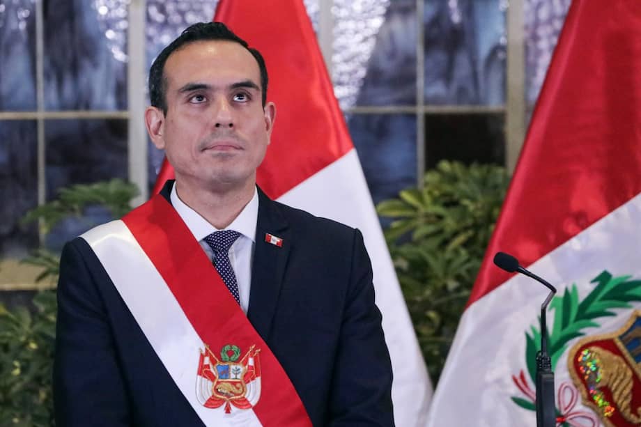 El presidente interino de Perú, José Jeri, observa durante la ceremonia de inauguración de su gabinete en el Palacio Presidencial en Lima el 13 de octubre de 2025.
