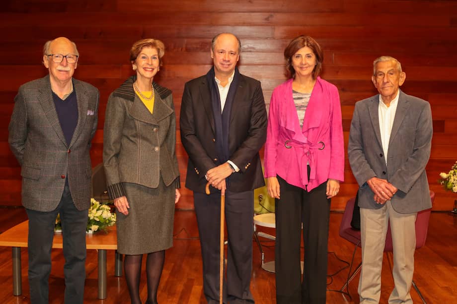 Los excancilleres colombianos Camilo Reyes, Carolina Barco, María Ángela Holguín y Julio Londoño, en una conversación moderada por Francisco Lloreda, rector de la Universidad Jorge Tadeo Lozano, hablaron sobre los retos y oportunidades que tiene el país en el mundo.