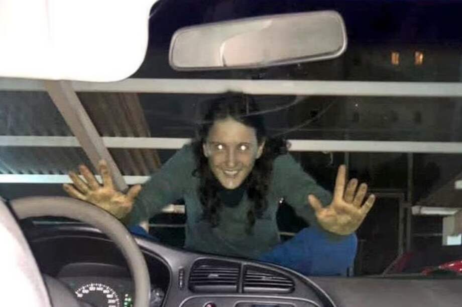 Acusada de acosar y amenazar a mujeres en Venezuela, Rebeca García y su hermano fueron capturados este martes en Madrid por los delitos de pornografía infantil y acoso.