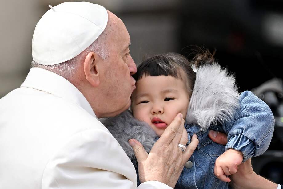 El Papa Francisco besa a un niño al final de su audiencia general semanal en la Plaza de San Pedro, Ciudad del Vaticano, este miércoles 29 de marzo.