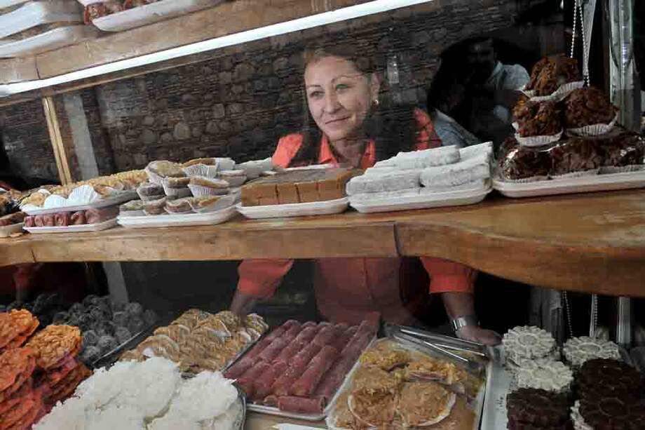 Aura Sabogal en La Puerta Falsa, el lugar en el que han transcurridos los años más importantes de su vida. / Luis Ángel