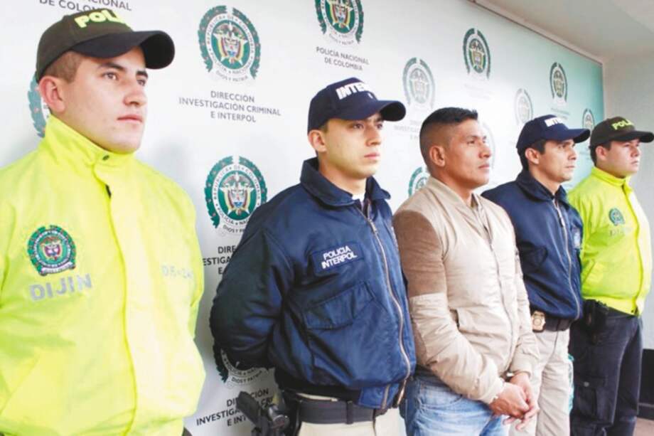 John Fredy Manco (de chaqueta café) argumentó que había sido paramilitar. El jefe del bloque al que supuestamente perteneció, lo desmintió. / Foto: Policía