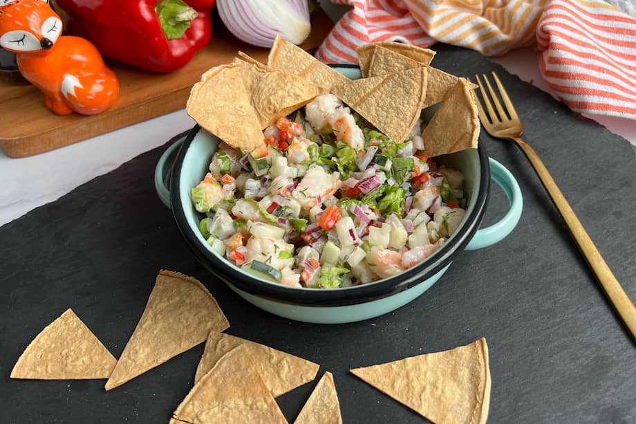 Acompaña esta ensalada de camarón con tu aderezo favorito.