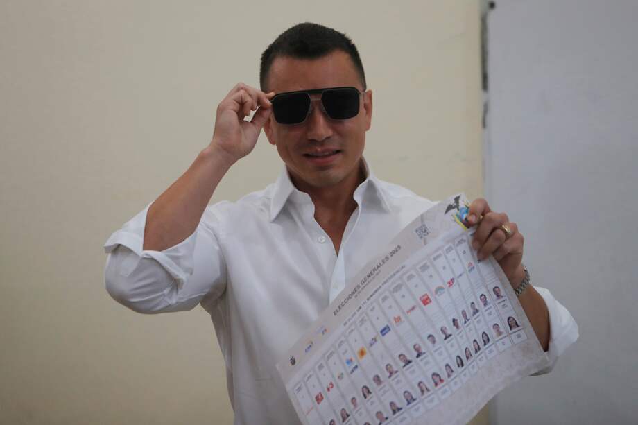 El presidente de Ecuador, Daniel Noboa, muestra su voto el domingo 9 de febrero, en un puesto de votación en Olón (Ecuador).
