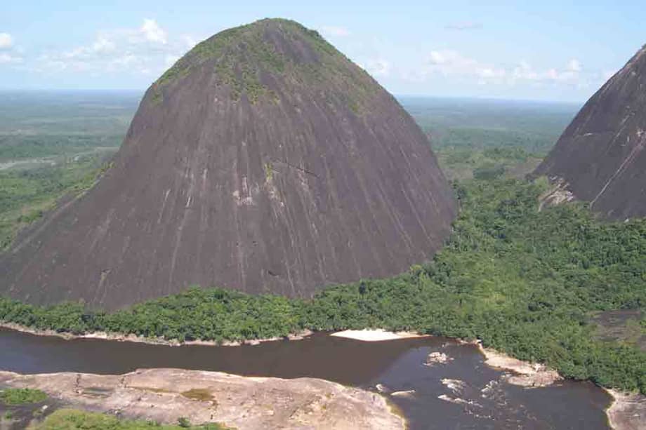 Los cerros de Mavecure constituyen el paisaje más exótico de la región. / WWF