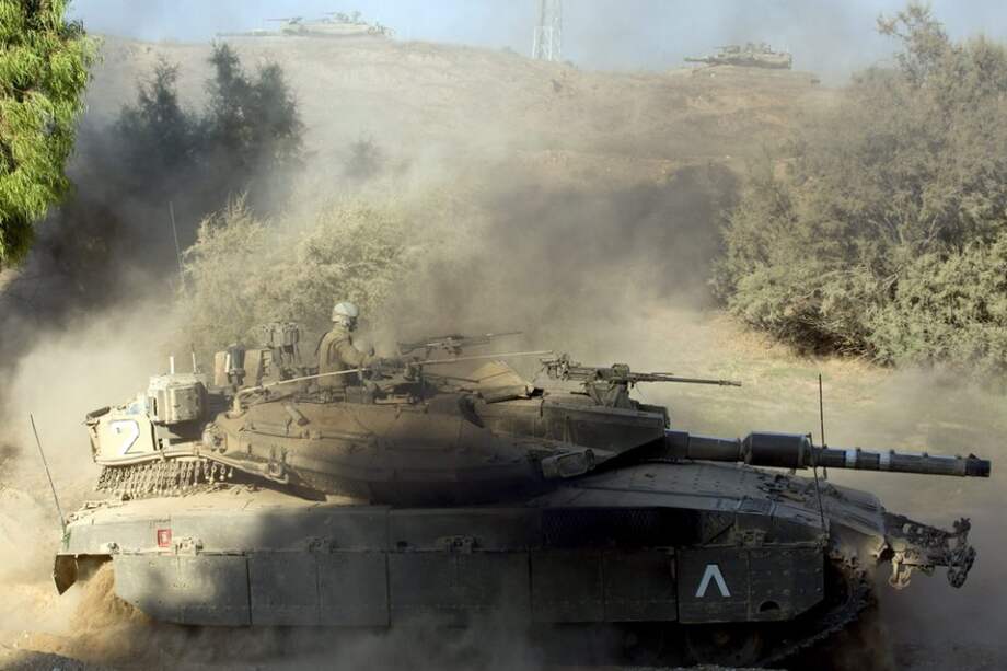 Al menos 434 palestinos han muerto en la Franja de Gaza desde el comienzo de la ofensiva militar israelí el 8 de julio, 96 de ellos el domingo, y 13 soldados israelíes perecieron en la jornada, subiendo el balance total a 18.