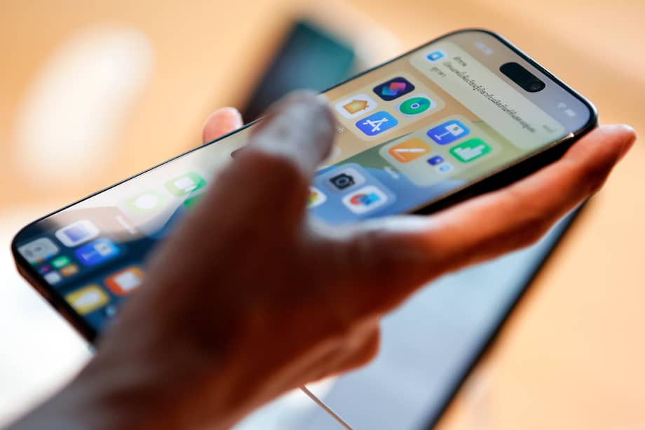 En una reunión interna en marzo, Walker rechazó las críticas sobre los retrasos en las funciones de Siri, aunque admitió que fueron vergonzosos.