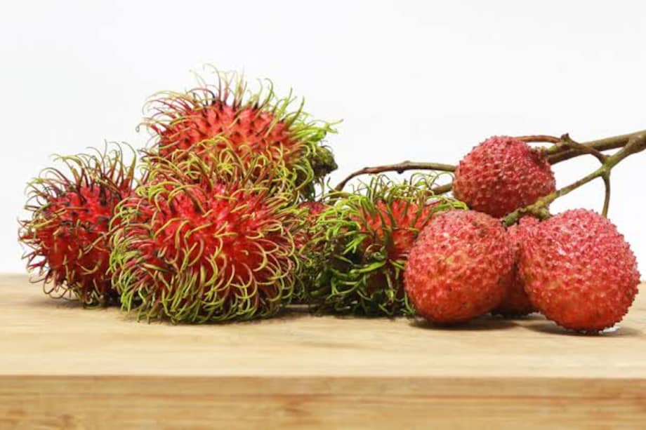 El de la izquierda es el rambután y el de la derecha es el lichi.