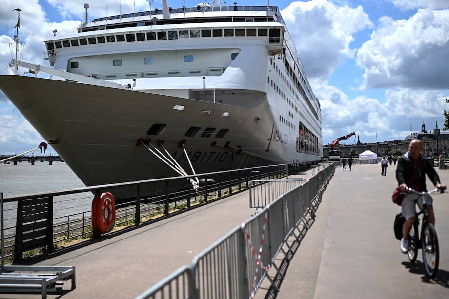 Unas 1.700 personas permanecen a bordo del crucero Ambition en Burdeos, Francia, hasta que se autorice el desembarque.