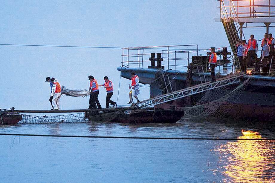 Operaciones de rescate en el río Yangtsé, en China. / AFP