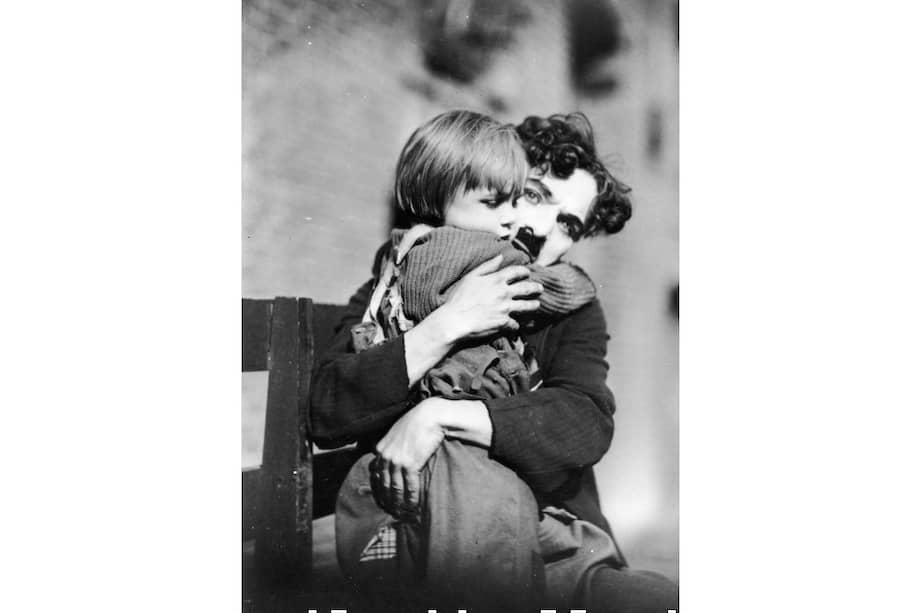 Charles Chaplin filmó "El Niño", una de sus primera obras de arte, durante nueve meses. La película es el retrato mudo e imborrable de un par de huérfanos, padre adoptivo e hijo, que prueba que el amor es en realidad una disciplina.