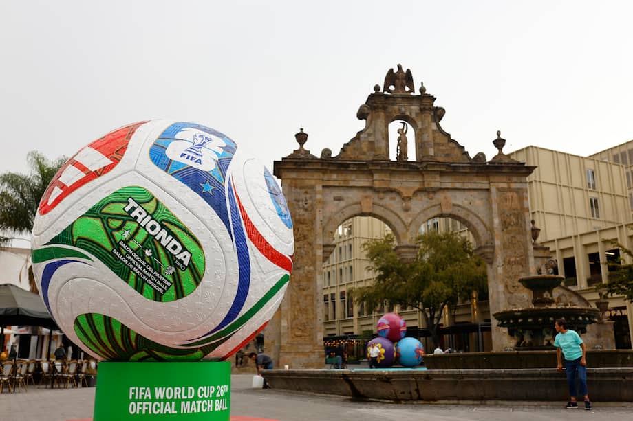 Varios balones monumentales comenzaron a circular por las calles de Guadalajara para prender la fiebre mundialista en una de las sedes de la Copa del Mundo.
