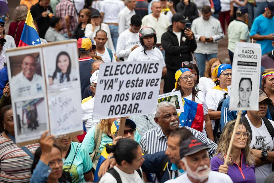 Personas participan durante una manifestación del sindicato de trabajadores este jueves, en Caracas (Venezuela).
