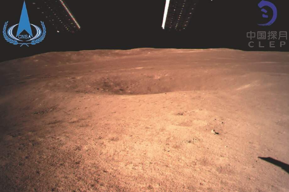 Esta es la primera imagen tomada por la sonda Chang’e 4 en el momento del alunizaje en la cara oculta de la Luna. / AFP