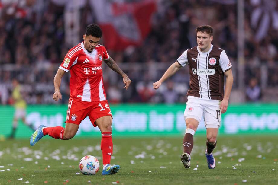 Luis Díaz, con el balón, en el partido de Bayern.