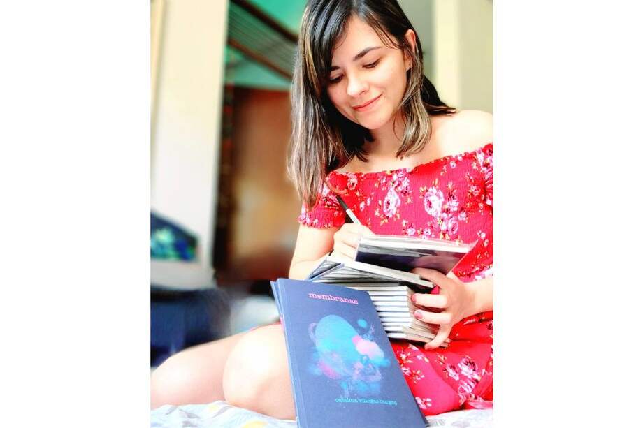 Catalina Villegas Burgos firmando una de las copias de su libro “Membranas”.