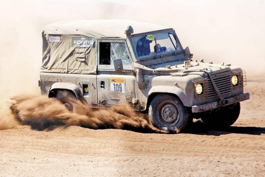 El Land Rover Defender es reconocido en el mundo por su capacidad para recorrer terrenos con alto grado de dificultad . / 123rf
