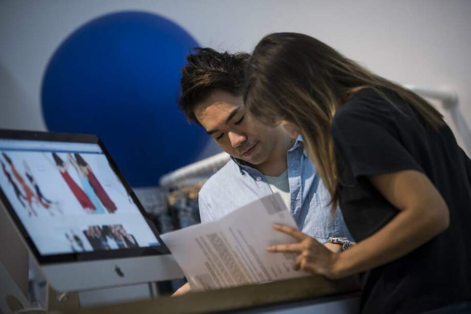 El porcentaje de empleados mal pagos que están contentos con su remuneración creció, según estudio. / Bloomberg News