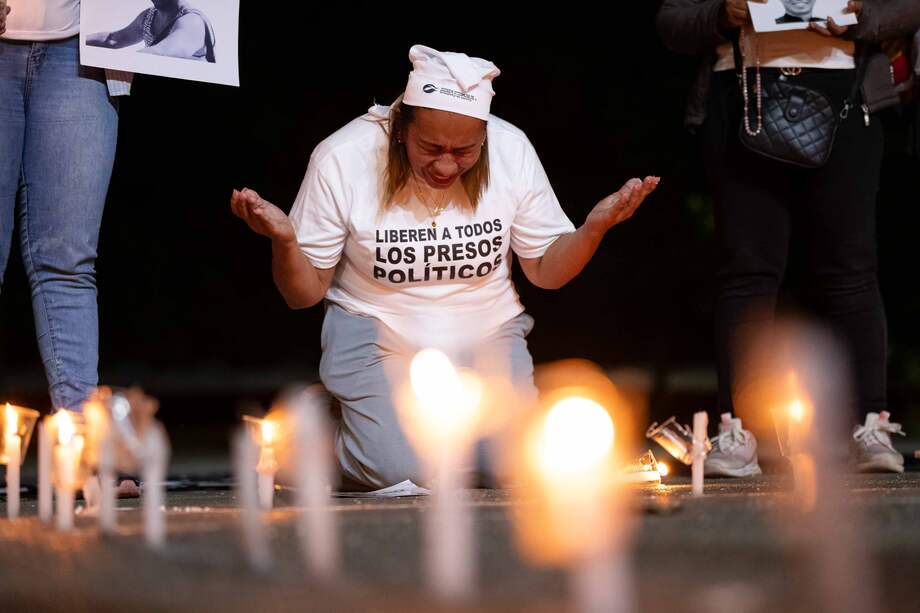 Una mujer participa en una vigilia por los "presos políticos" en la Universidad Central de Venezuela (UCV).