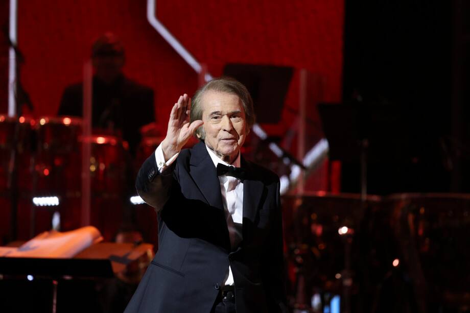 La industria musical latina regaló este miércoles a Raphael "su gran noche" con un recital que rindió homenaje a un espectacular legado de más de 60 años en el que participaron celebridades como Aitana, David Bisbal, Rozalén o Pablo López. EFE/ Octavio Guzmán