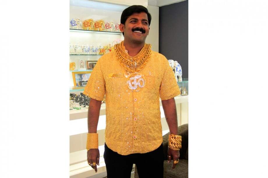 Datta Phuge luce la prenda que vale 240.000 dólares. / AFP