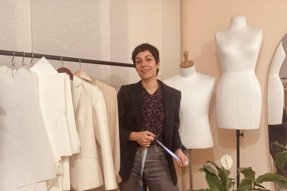 Lea Raymond creó Atelier L’Harmonie, el taller con el que ha formado a más de 120 estudiantes en patronaje y moldería de alta costura.