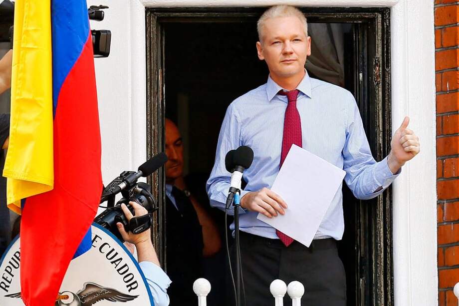 Julian Assange en la embajada de Ecuador en Londres. Foto: AFP