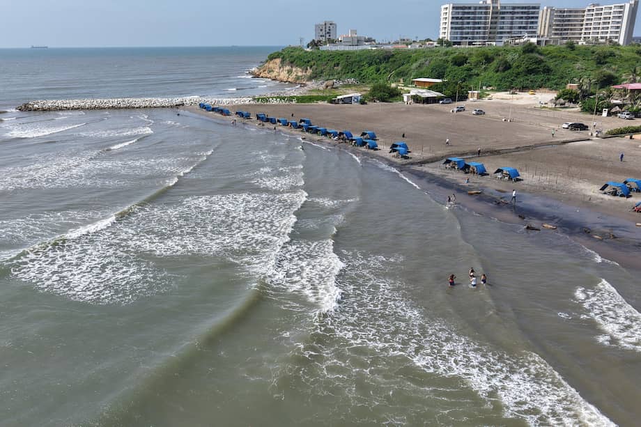 La altura de olas en el Atlántico pueden oscilar entre los 3.0 y 4.0 metros de altura.