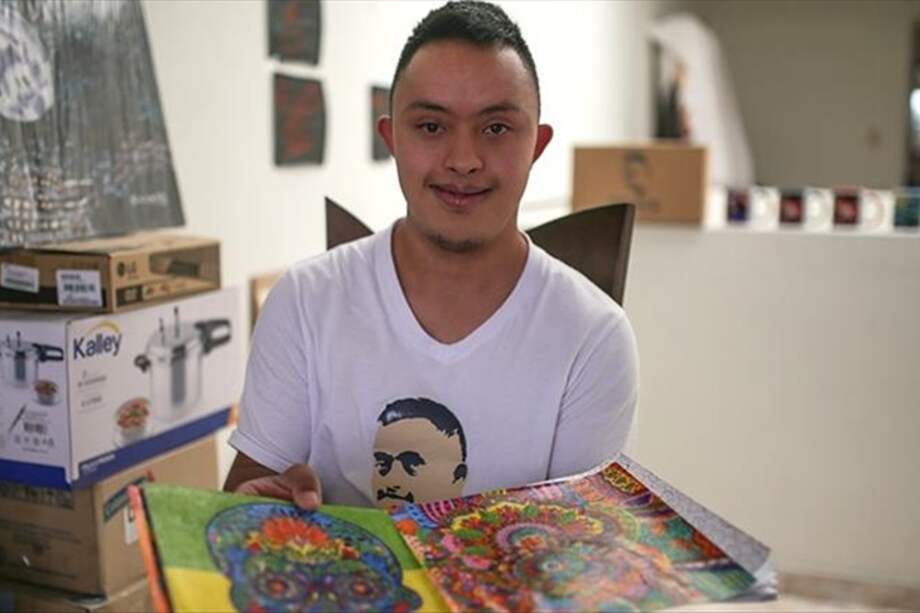 Franco Parra, de 22 años, posa en su estudio, donde pasa horas desarrollando su pasión por la pintura en Bogotá.