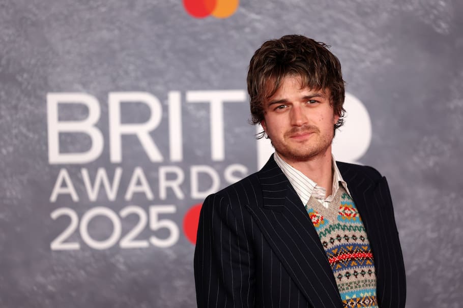 LONDON (United Kingdom), 01/03/2025.- US actor and musician Joe Keery aka Djo poses on the red carpet for the 2025 BRIT Awards ceremony at The O2 arena in London, Britain, 01 March 2025. The annual pop music awards are presented by the British Phonographic Industry (BPI). (Reino Unido, Londres) EFE/EPA/ANDY RAIN