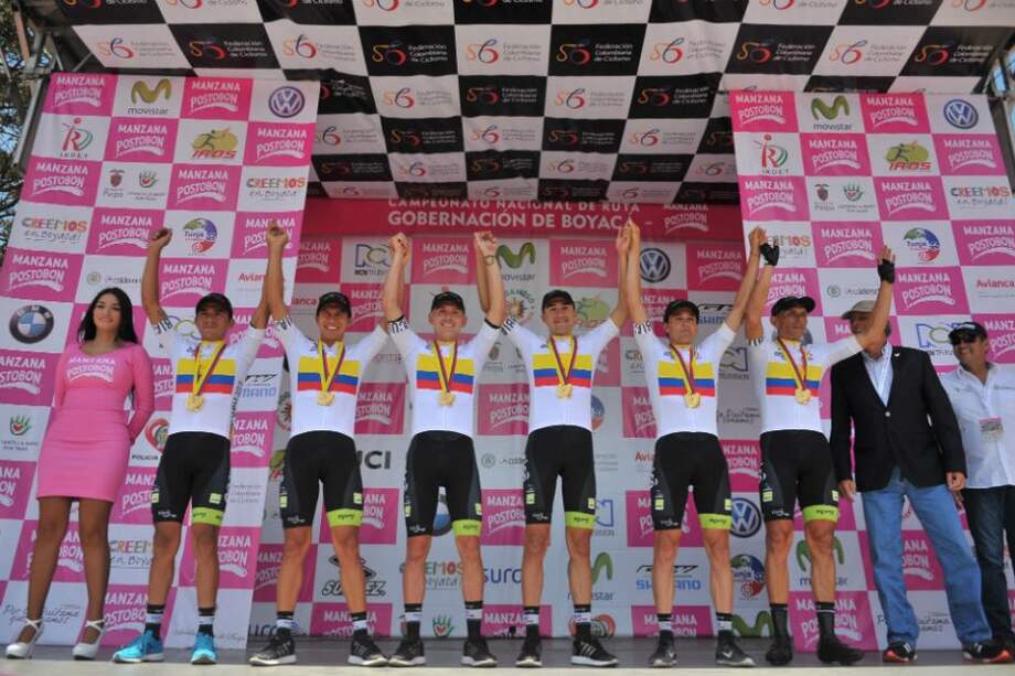 Los corredores del EPM Une tras la victoria en la CRE. Foto: Andrés Torres