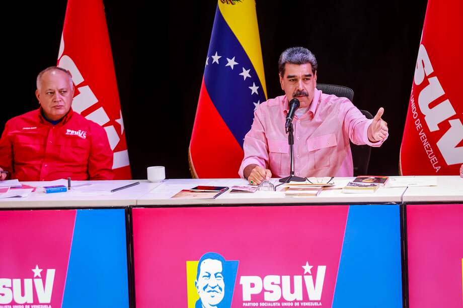 Nicolás Maduro, hablando junto al ministro de Relaciones Interiores, Justicia y Paz, Diosdado Cabello.