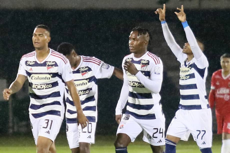 Los jugadores del Medellín celebran la agónica victoria en Tunja frente a Patriotas.