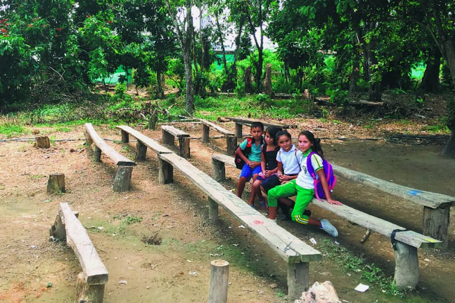 Los niños del 20 de Mayo, un barrio de invasión en el municipio de El Tarra, Norte de Santander, estudian a la intemperie en un salón improvisado por la comunidad. / / Marcela Olarte