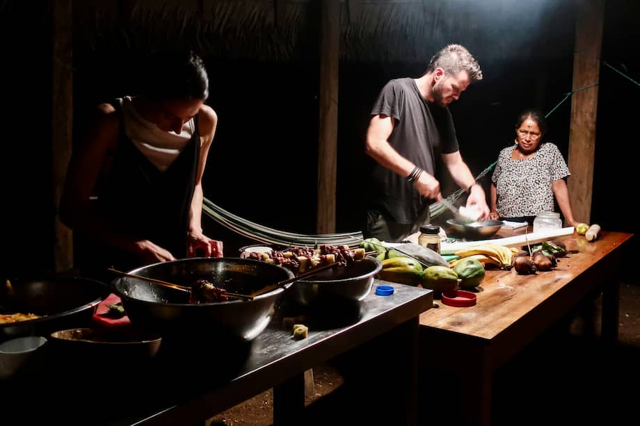 La chef e investigadora gastronómica española, Ana Lobato (i), y el chef ecuatoriano, Quique Sempere, cocinan con productos típicos de la Amazonía para la comunidad de indígenas achuar de Sharamentsa.