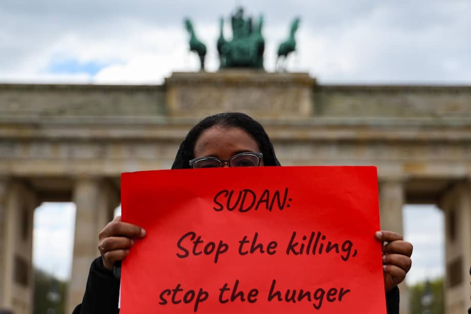 Una mujer sostiene un cartel mientras participa en una protesta contra la guerra civil en Sudán, el 15 de abril de 2025.