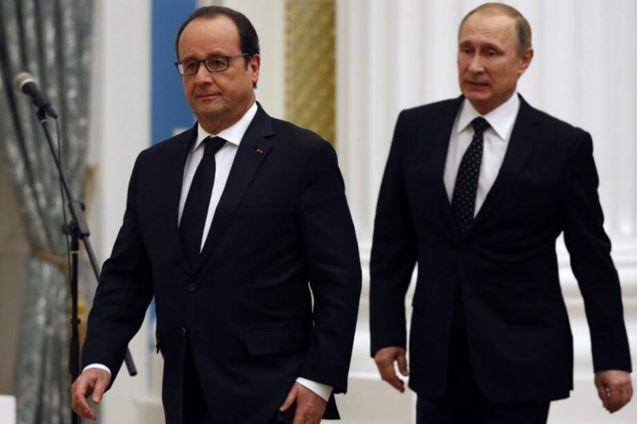 El presidente ruso, Vladimir Putin (der.), y su homólogo francés, François Hollande, tras reunirse el jueves en Moscú. / EFE