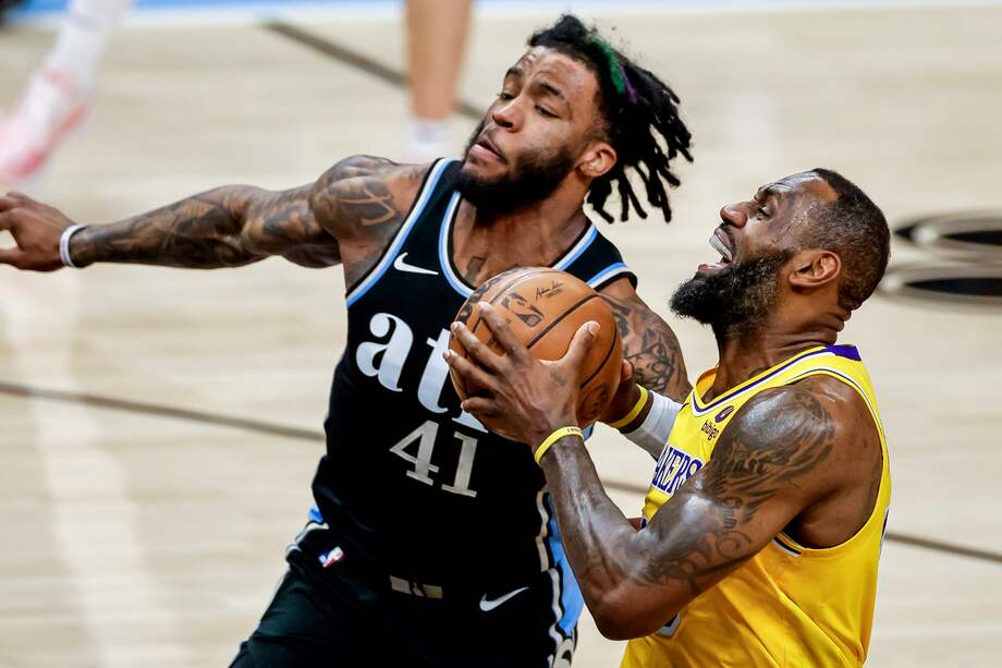 LeBron James (der.) en acción en el partido de baloncesto de la NBA entre los LA Lakers y los Atlanta Hawks.